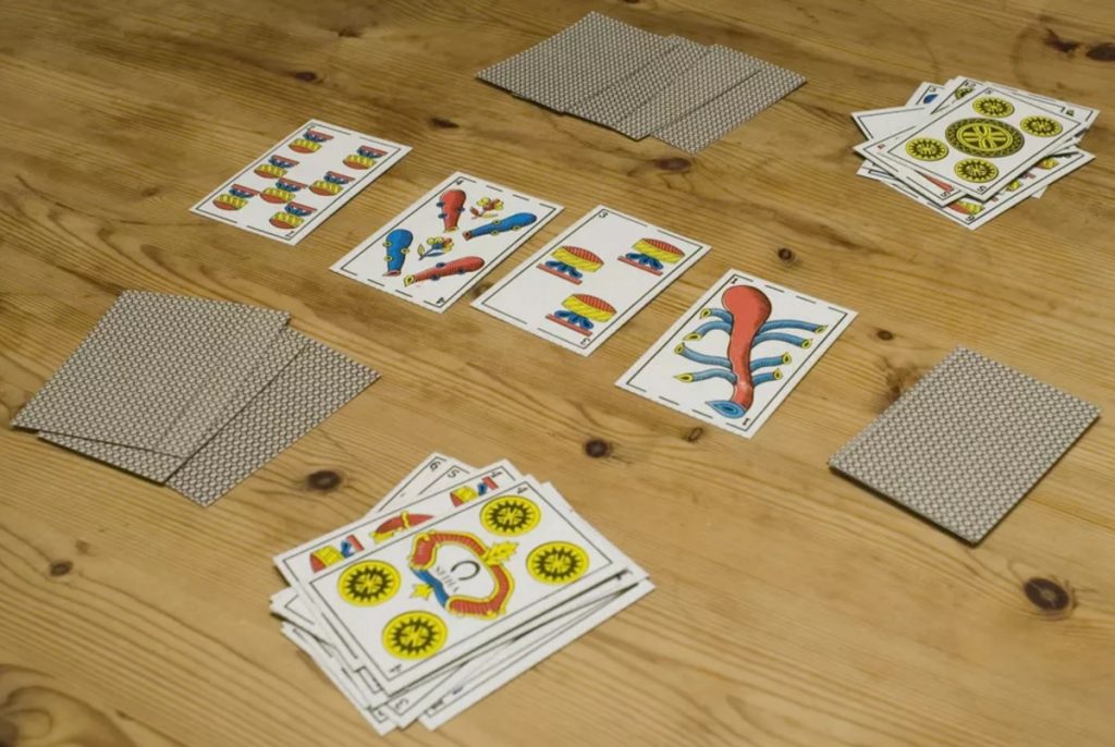توزیع کارت‌ها و روش بازی روندا